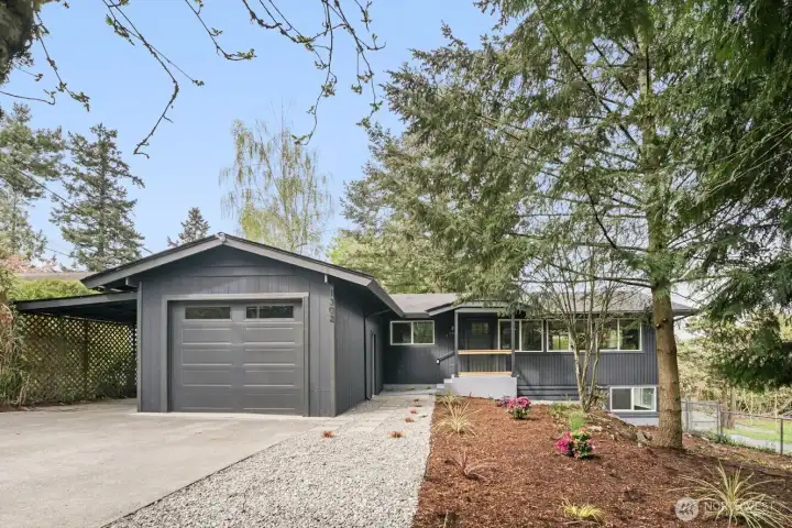 Beautifully updated 4Bd/2.75 Bath Seahurst Home in Burien!