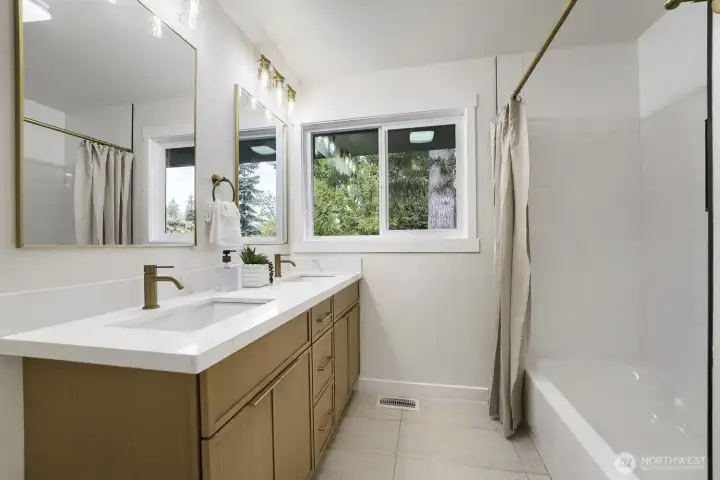 Updated main bathroom with full tub and 2 sinks