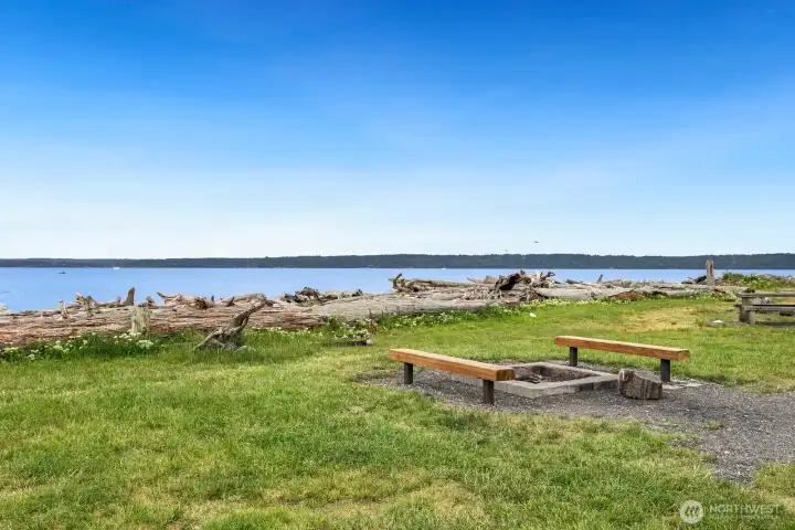 Fire pits and picnic areas overlooking the shore create an inviting setting for outdoor meals and gatherings.