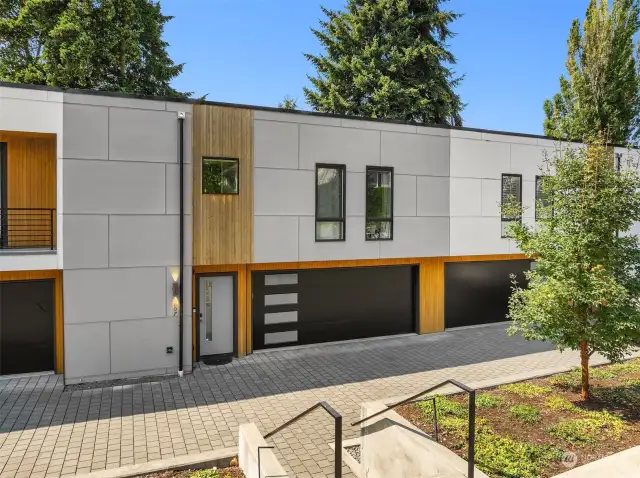 Beautifully cared for contemporary townhome. Stellar location next to Cross Kirkland Corridor trail, easy access to dT Kirkland, Google campus, Urban, Microsoft and I405.