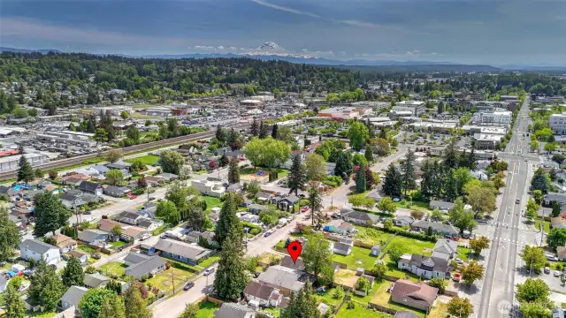 Located near several local parks and just minutes from Kent Station—enjoy easy access to shopping, dining, and outdoor recreation!