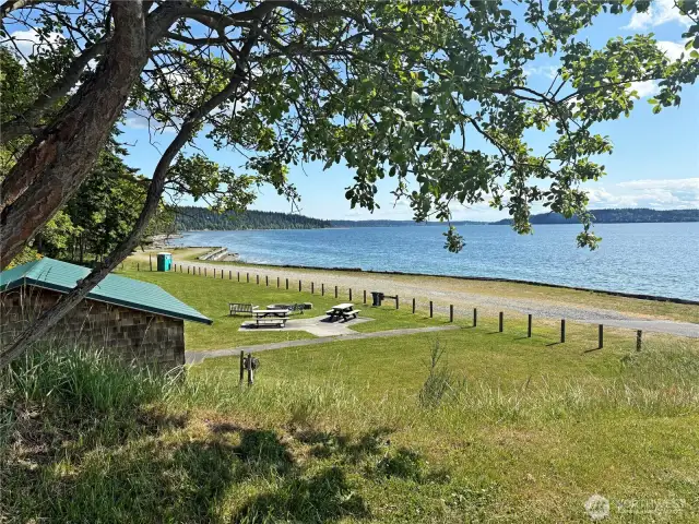 This has a nice area for picnics overlooking the beach.  This is Holmes Harbor, looking south to the end of the Harbor in Freeland.