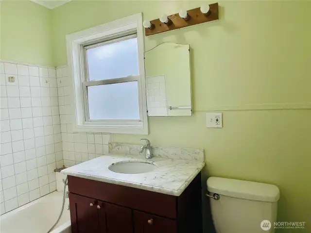 Main floor full bathroom