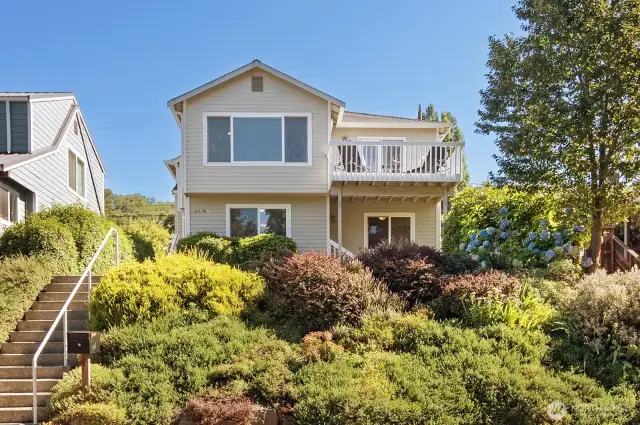 Contemporary home sited up off the street  to take advantage of   the territorial views. great urban location. The