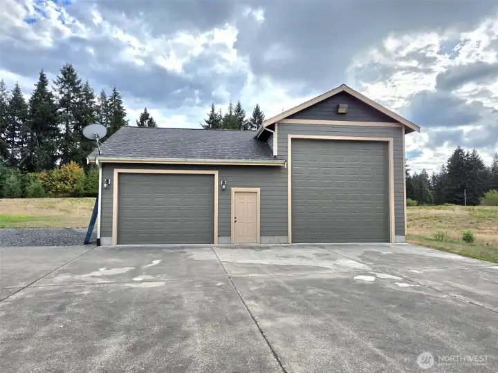 Fully finished shop with RV Bay