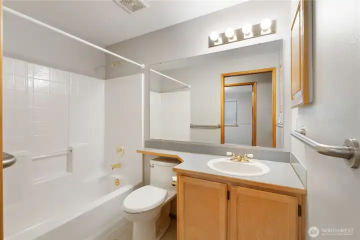 Full guest bathroom across from bedrooms