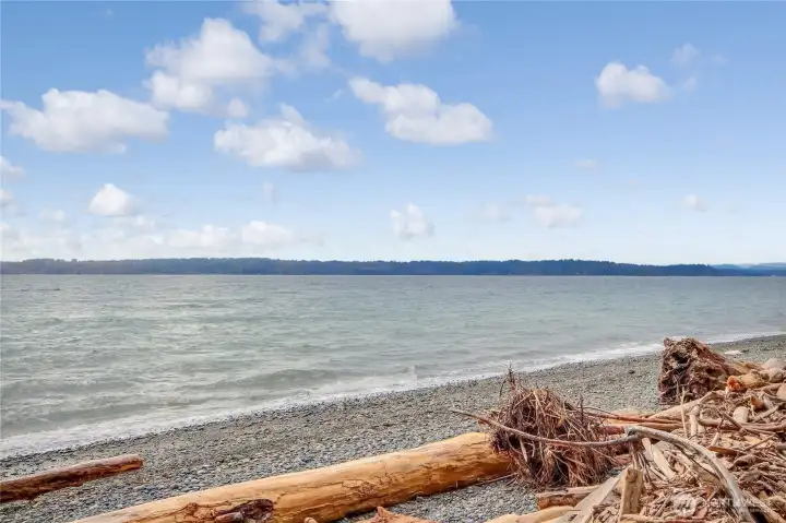 This property comes with community waterfront access!