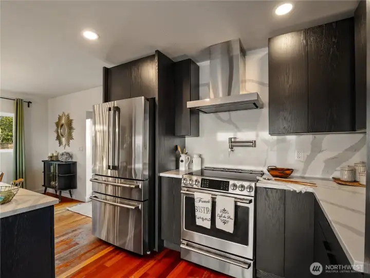 ou have gleaming stainless steel appliances that make cooking a joy.