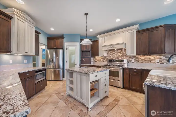 Gourmet Kitchen w/Custom Cabinetry