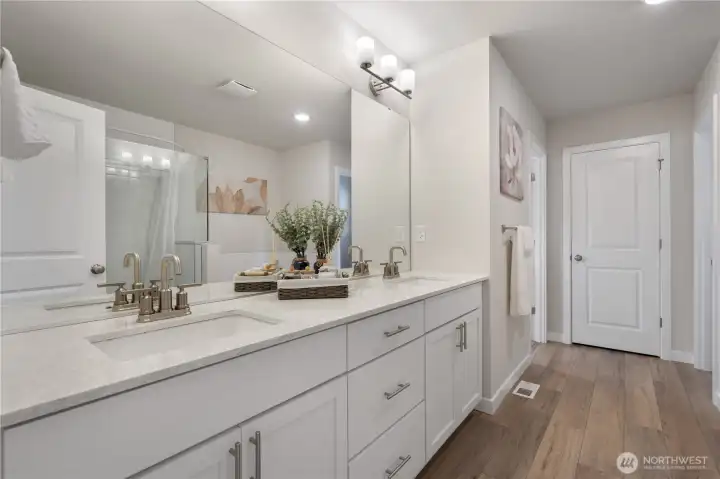 En-suit 5-pieces primary bathroom with double sink