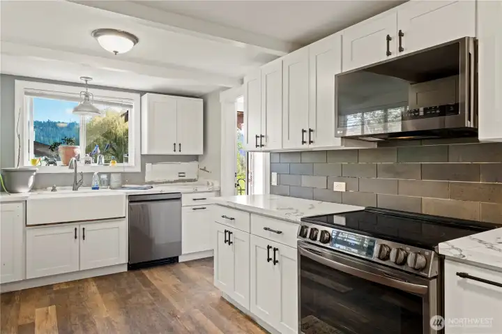 New LG Stainless Steel Appliances and Farmhouse Sink