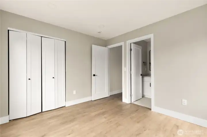 suite with 8' ceilings, dual closets and en-suite bathroom.