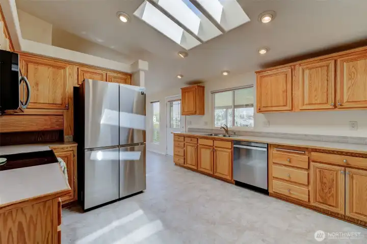 This well-appointed kitchen boasts a walk-in pantry, appliance garage, & premium stainless steel appliances!