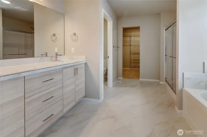 Photos are of a previously built Summit floor and may show an upgrade or a product no longer available.