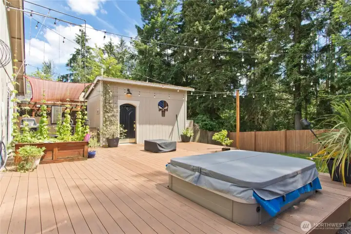 Huge TimberTech composite deck, Bullfrog Hot tub, Firepit and detached Home Bar!