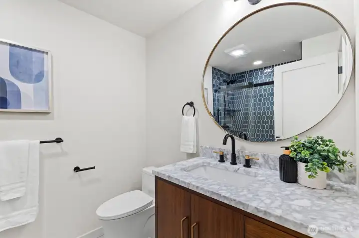 Main bathroom (upstairs) Main bathroom (upstairs)