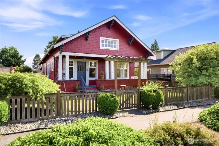 Super walkable neighborhood with easy access to all things in town