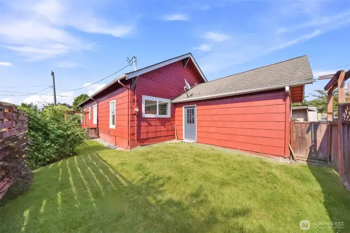 Fully fenced side yard