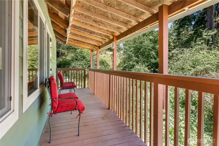 Covered sitting area. Covered sitting area.