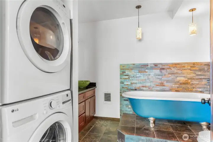 Principal bathroom with washer/dryer. Principal bathroom with washer/dryer.