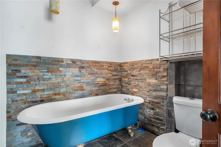 Claw foot tub! Claw foot tub!