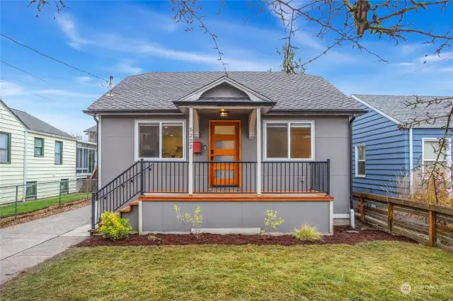 Welcome to Bryant!  Enjoy a move-in ready home in a fabulous neighborhood, conveniently located in walking distance to restaurants, stores, and the Burke-Gilman Trail.