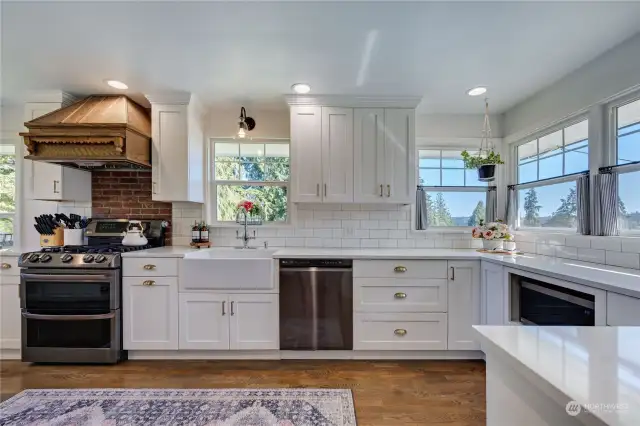 Incredible newly remodeled kitchen w/ Quartz counters, Black SS appliances, custom cabinets and more!