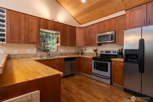 Checkout all these cabinets! Refrigerator upgraded in January.