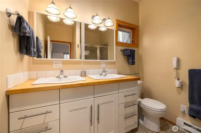 Double sinks in primary bathroom