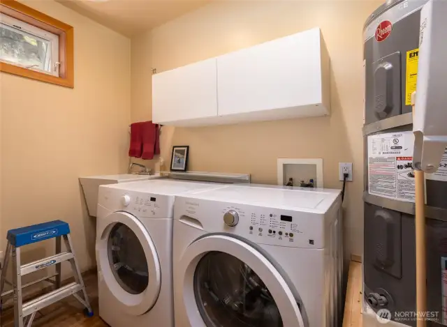 Separate utility room with W/D and new hot water heater (1/25)