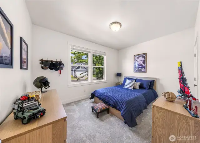 Spacious third birdroom