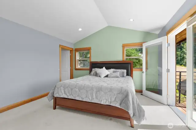 primary suite, king size bed with 2 walk in closets