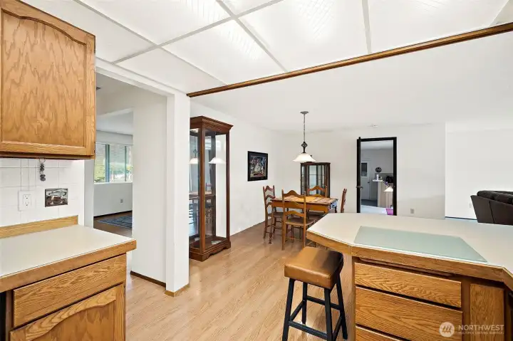 Breakfast bar to the right, coffee bar to the left!