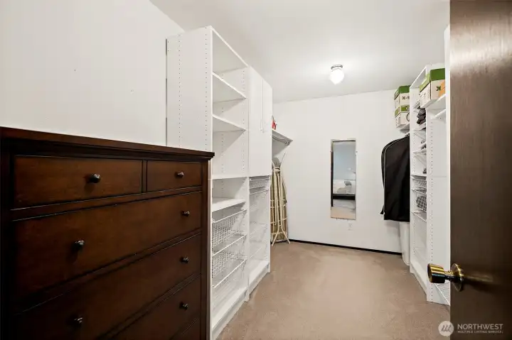 Huge walk in closet --- the closet organizers stay!!