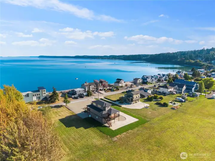 Located in coveted Driftwood shores w/beach community access.