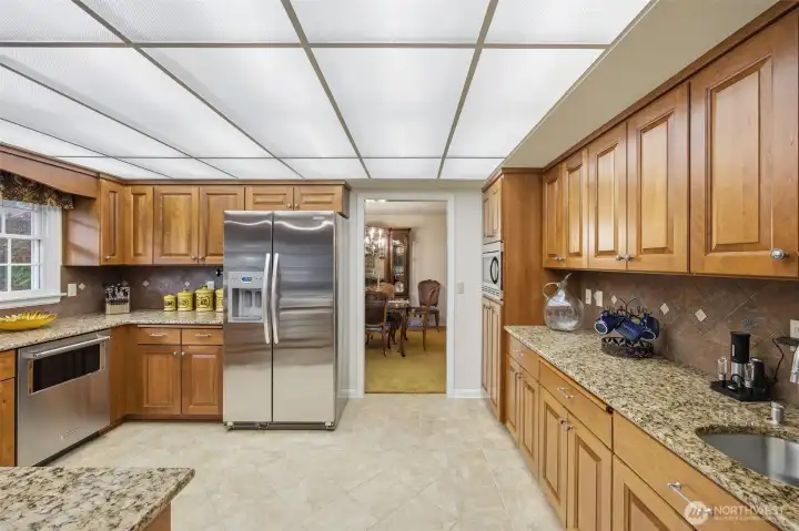 Kitchen with wet bar