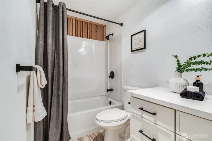 Primary en-suite bath