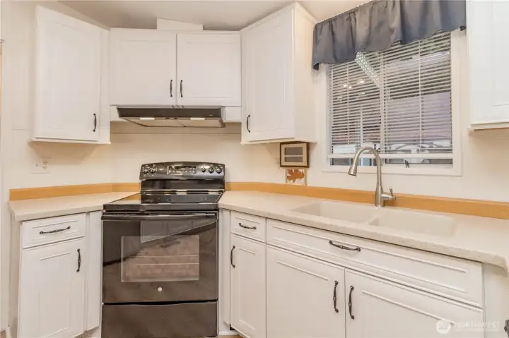 Barely used oven ready for you to create meals and memories