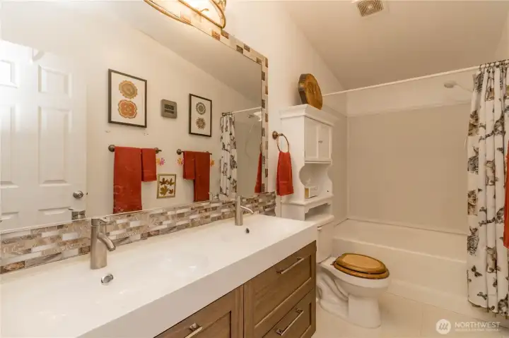 Primary bath with large soaking tub