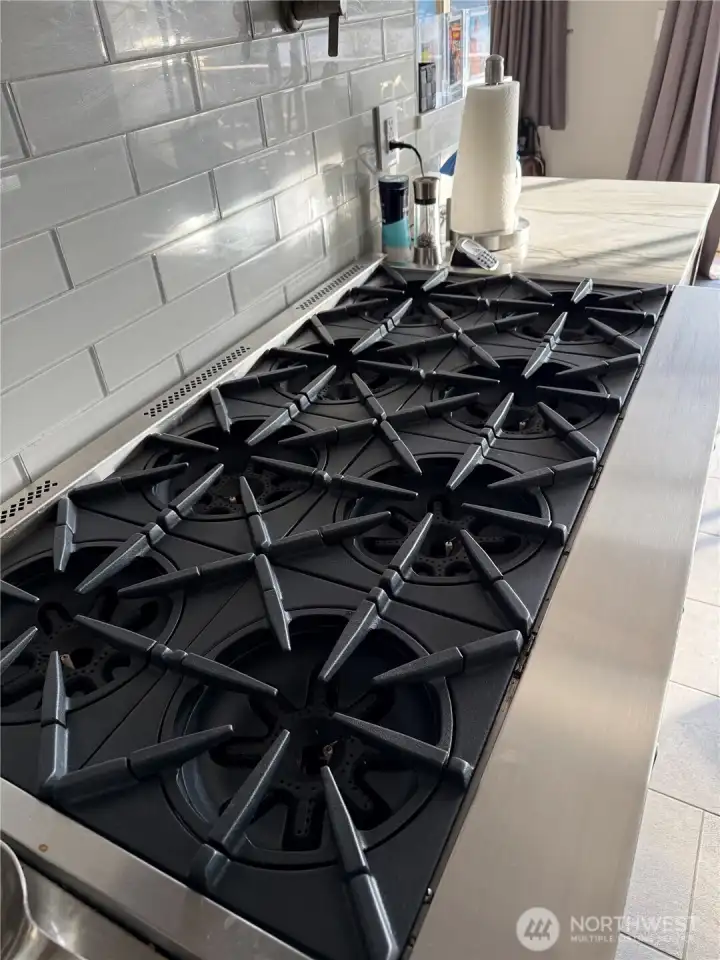 This kitchen is a chef's kiss!