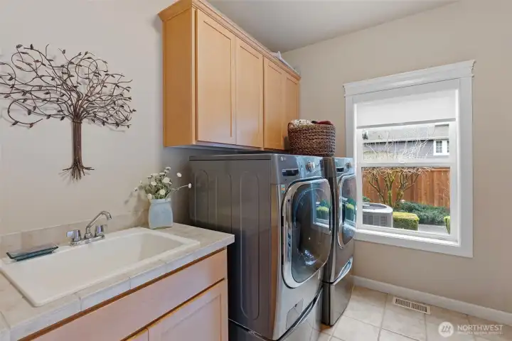 Mainfloor laundry room with window and sink, jsut off the garage