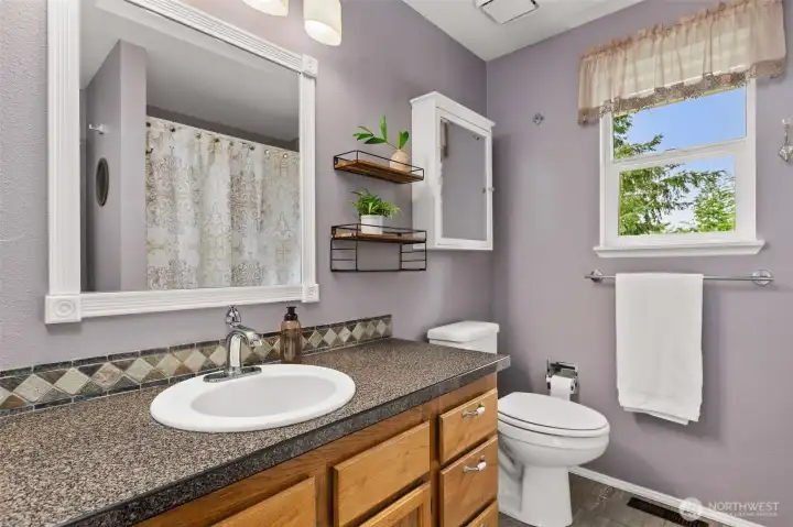 Full bathroom upstairs (bathtub + shower)