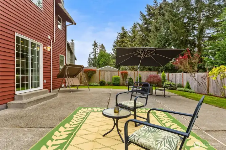 Backyard patio with mature and easy native landscaping