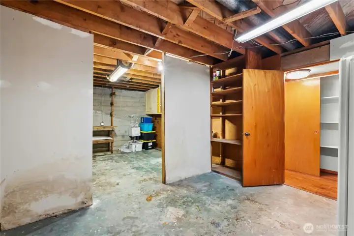 Massive basement workshop offering exceptional flexibility and utility. Massive basement workshop offering exceptional flexibility and utility.