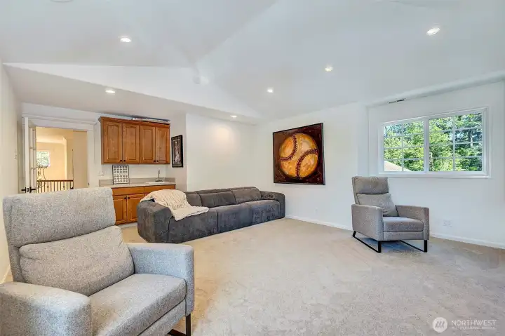 Bonus room also has built in cabinetry with sink for easy entertaining. Bonus room also has built in cabinetry with sink for easy entertaining.