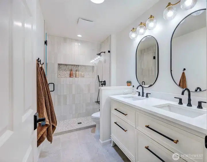 Bathroom for 3 bedrooms and bonus room to enjoy. Bathroom for 3 bedrooms and bonus room to enjoy.