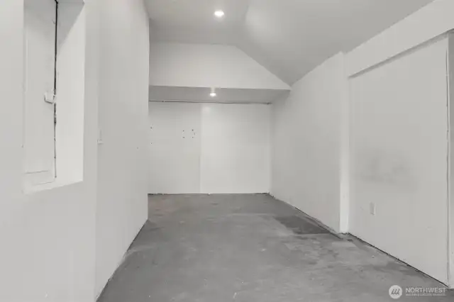 Flex space between house and garage
