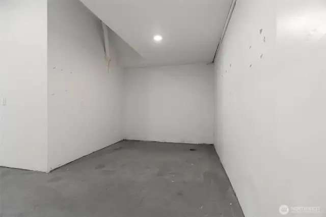 Flex space between house and garage