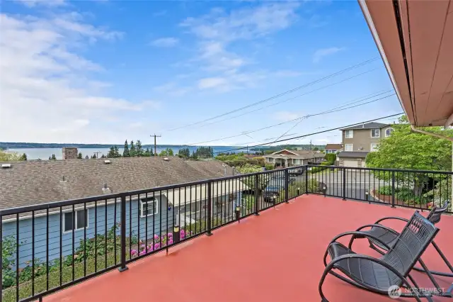 Beautiful views of Puget Sound and Mt Rainier. Enjoy year round with the retractable awning.