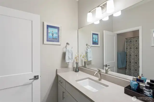Upstairs Full Bathroom